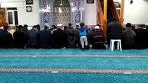 Camide namaz kılan babasının sırtına çıkan çocuğun görüntüsü gülümsetti