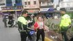 Polislere kasksız yakalanan kadından ilginç savunma: Motosikleti yeni aldım, kask almaya param yetmedi