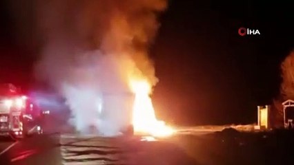 Seyir halindeki tır alev alev yandı