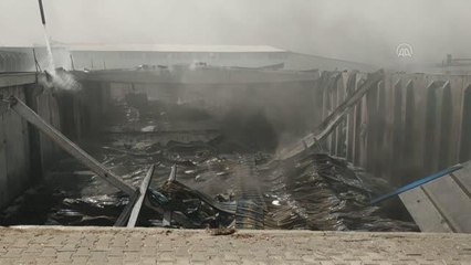 Son dakika haberi... Plastik malzeme üreten fabrikada çıkan yangın söndürüldü (2)