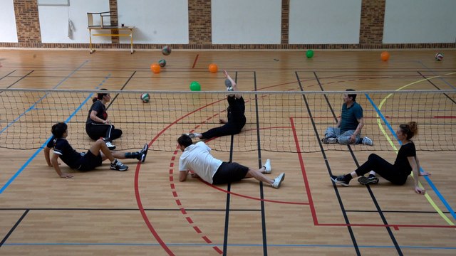 Le volley-ball assis, ce sport encore méconnu, qui compte de plus en plus d’adeptes