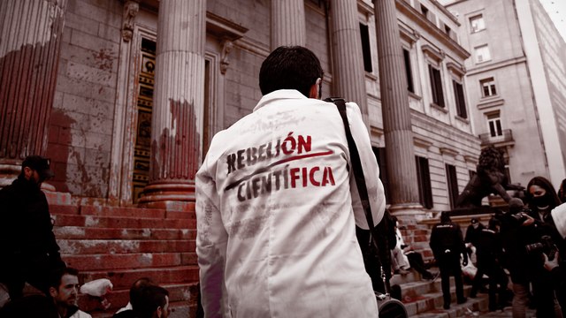 Activistas contra el cambio climático manchan de rojo las puertas del Congreso