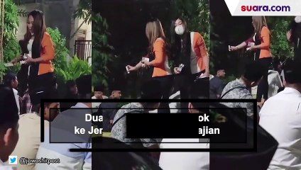 Aksi Dua SPG Tawarkan Rokok ke Jemaah Pria saat Pengajian, Warganet Debat Kusir