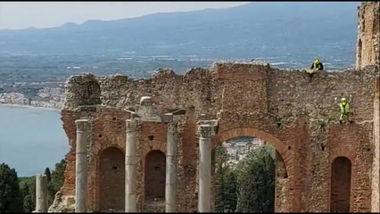 Rocciatori scalano il Teatro Antico di Taormina per ripulirlo