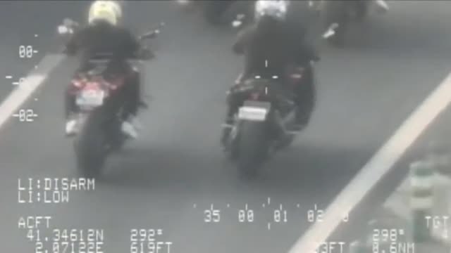 Mulititudinaria quedada motera: matrículas ocultas, sin carnet y además haciendo caballitos por una autovía