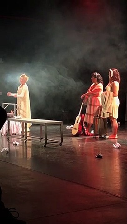 Cenas da peça Trilhas, noite cheia de lua de sol