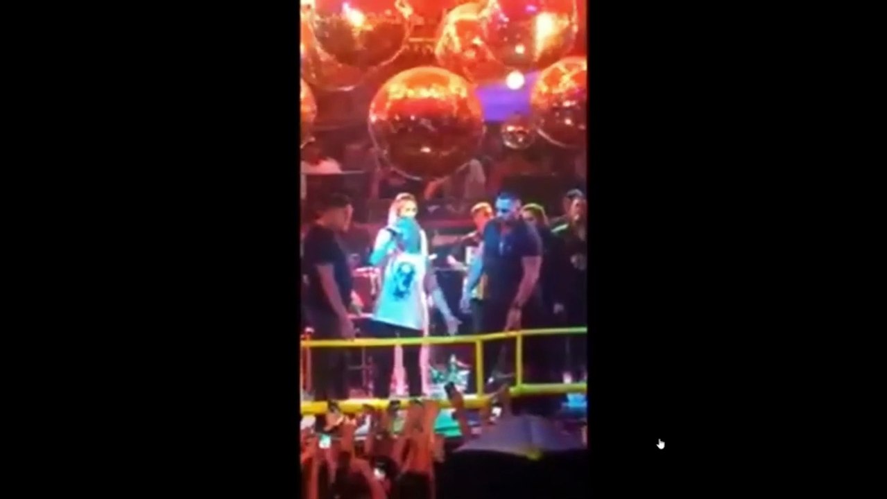 Dalila borracha en un show musical