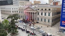 La extrema izquierda pinta de rojo la fachada del Congreso de los Diputados