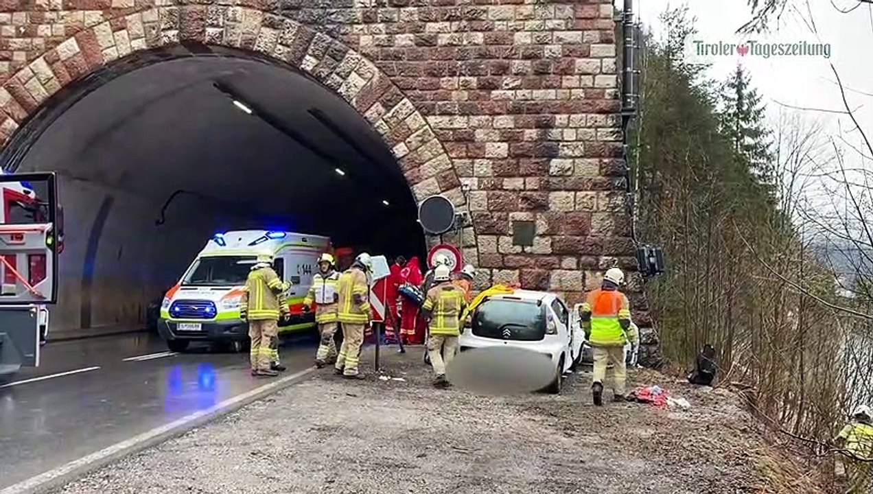 Pkw prallte in Achenkirch gegen Tunnelportal: 18-Jährige schwer verletzt
