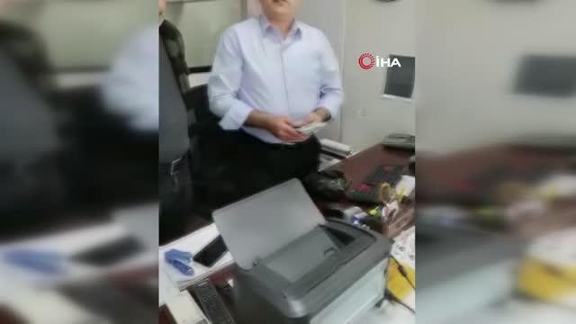 Taksi şoföründen örnek davranış... Aracında unutulan 14 bin Doları sahibine teslim etti