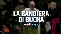 Papa Francesco mostra la bandiera ucraina di Bucha: “Fermiamo questa guerra”