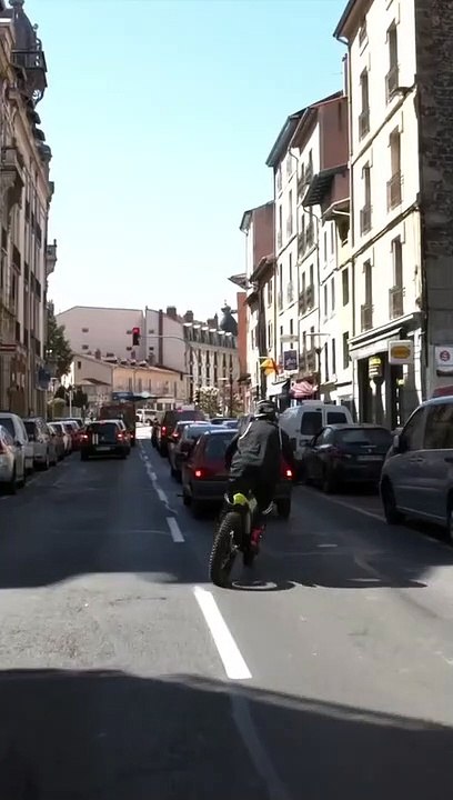 Il monte sur des voitures avec sa motocross (France)