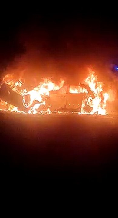 Two cars collided hard, four people burnt, three injured