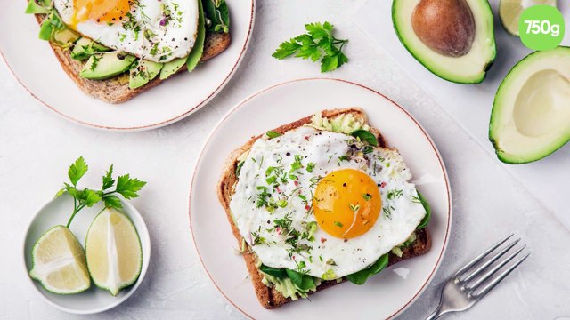 Tartine complète aux pousses d'épinard, avocat et œuf au plat