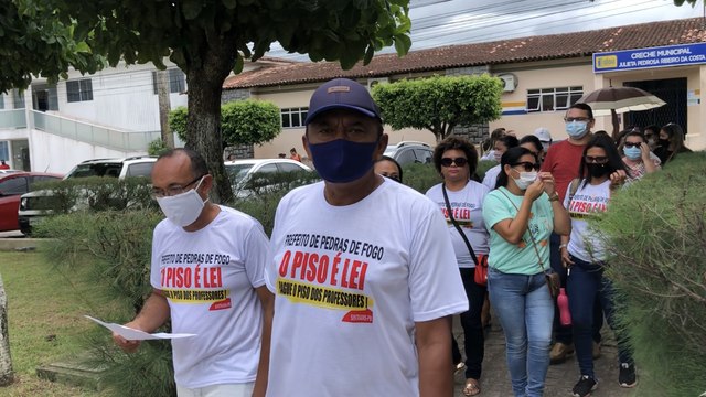 PROFESSORES EM GREVE PROTESTAM EM FRENTE À PREFEITURA DE PEDRAS DE FOGO