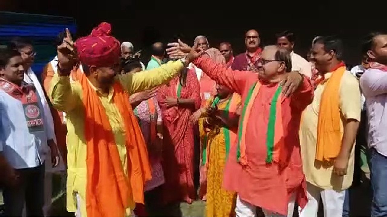 भरतपुर: भाजपा के स्थापना दिवस पर नाचे नेता