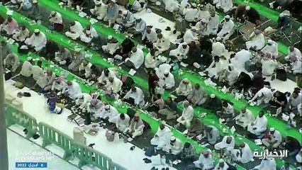 مقطع يوثق إفطار المعتمرين والمصلين بالمسجد الحرام في خامس أيام رمضان