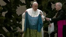 El papa Francisco besa una bandera ucraniana llegada de la guerra