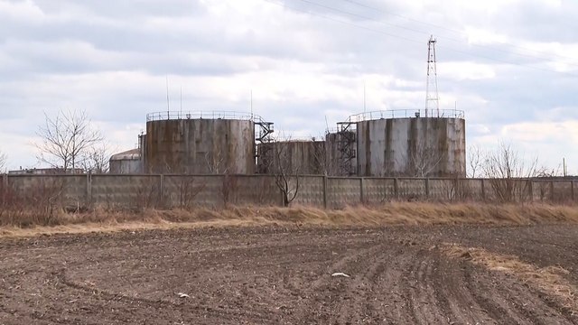 بالفيديو.. شظايا صاروخ في منشأة نفطية مهجورة بمدينة راديخيف