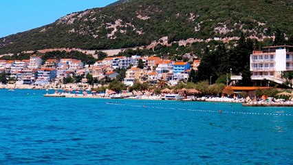 Panoramski pogled na Neum tokom sunčanog ljetnjeg dana.