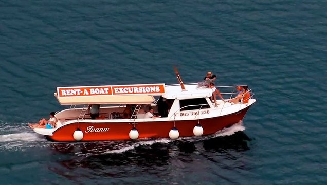 Turistički brod tokom plovidbe u Neumu, Bosna i Hercegovina.