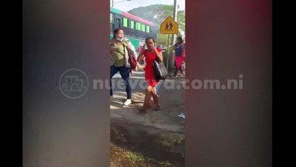 Pasajeros quiebran ventanillas de bus luego que comenzó a emanar mucho humo en Tipitapa