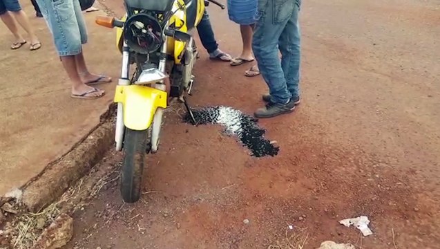 Jovem sofre suspeita de fratura na perna após colisão no Esmeralda