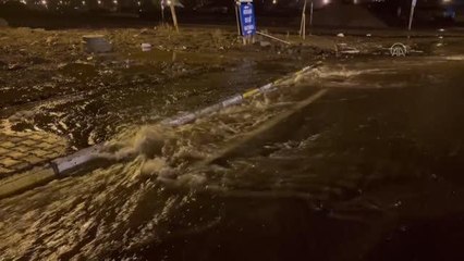 Kar sularının erimesi ve sağanak sonrası bazı yolları su bastı