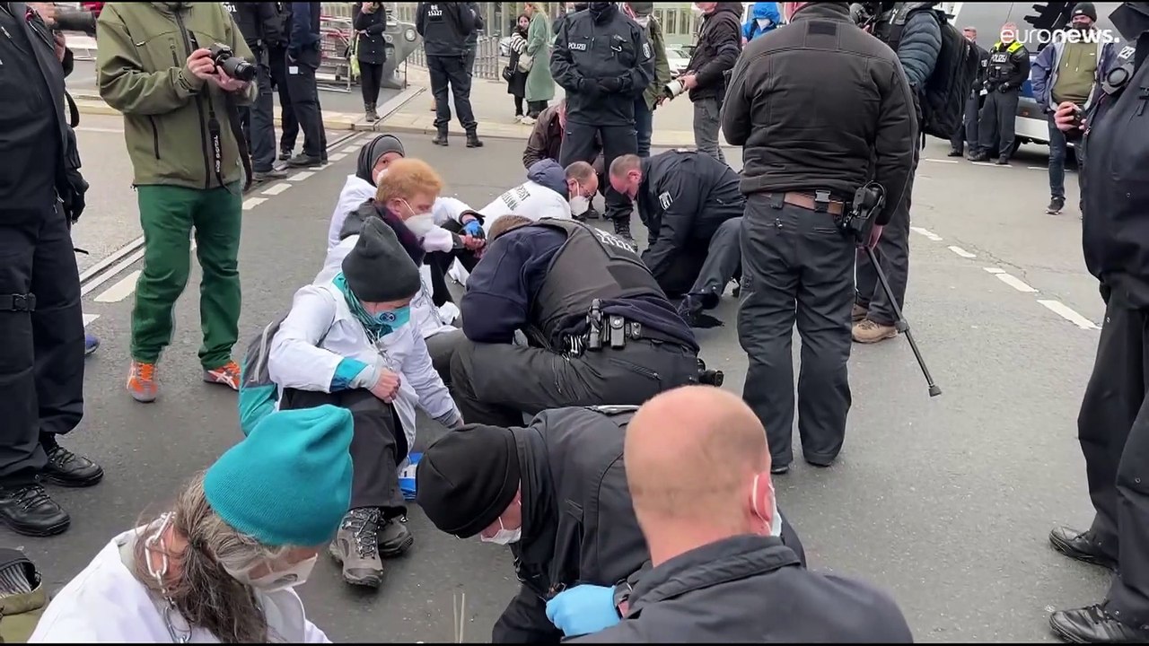 Klimaprotest in weißen Kitteln: 'Scientist Rebellion' fordern Klimarevolution 'jetzt!'