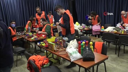 Topladıkları eski oyuncakları tamir ederek ihtiyaç sahibi çocukların yüzlerini güldürüyorlar