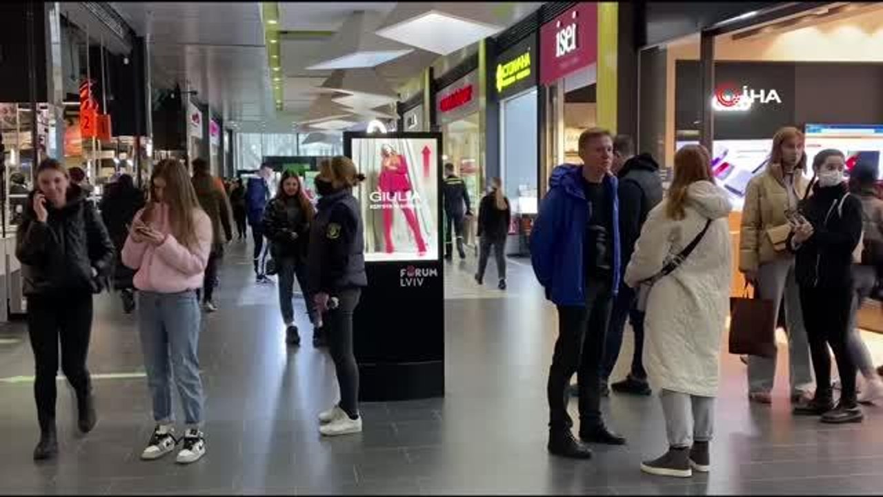 Lviv'de sirenleri duyan halk alışverişini yarıda bırakıp sığınaklara koşuyorGüvenli kent Lviv, sirenlerle inliyorUkrayna milli marşın çalınmasıyla...