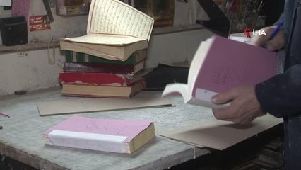 45 yıldır yıpranan kitapları onararak ciltleme yapıyor