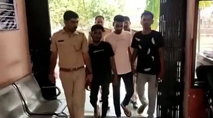 एक माह पहले पलटी कार छोड़ भागे थे युवक, पुलिस नेे किया गिरफ्तार