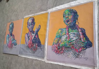 نيجيري يحارب التلوث ويصنع أعمال فنية من الأحذية المطاطية!