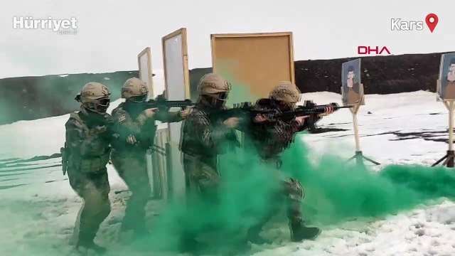 Kadın polisler attığını vuruyor