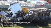 Arnavutköy'de hafriyat kamyonu tarlaya devrildi