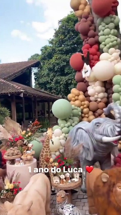 Lucas Lucco e Lorena Carvalho com o filho Luca