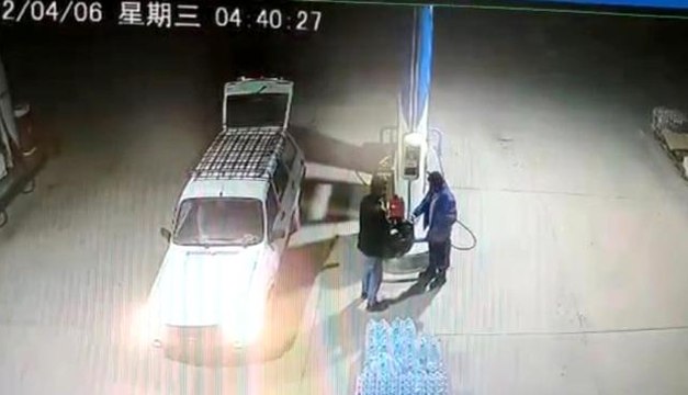 Çaldıkları otomobile yakıt almak için akaryakıt istasyonuna stepne lastiğini rehin bıraktılar