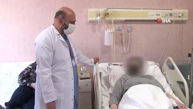 Karın ağrısı şikayetiyle gittiği hastanede, midesinden 2 tane neşter çıktı