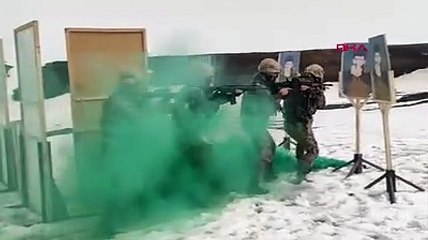 Kadın polisler attığını vuruyor