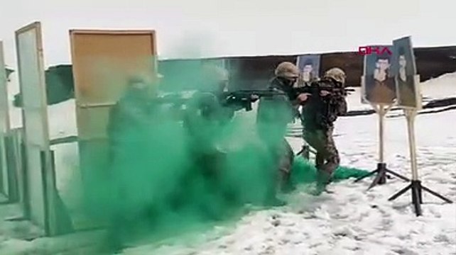 Kadın polisler attığını vuruyor