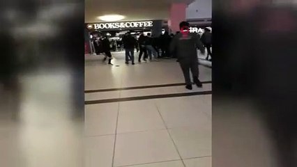 İki grup birbirine girdi: Alışveriş merkezi savaş alanına döndü