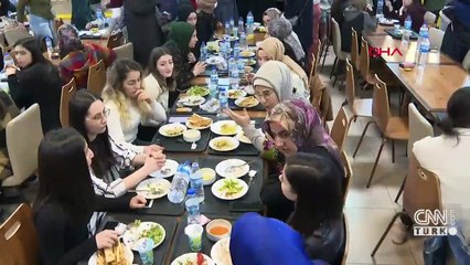 Emine Erdoğan öğrencilerle birlikte orucunu açtı