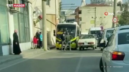 Otomobilinin üzerine çıkıp minibüs şoförünü tekmeledi