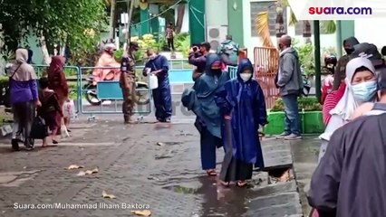 Meskipun Hujan, Warga Tetap Rela Antre Dapatkan Minyak Goreng Murah di Balai Kota
