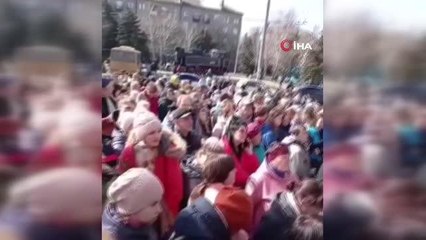 Sıcak çatışma uyarısı verilen Donetsk'te halk tren garına akın etti