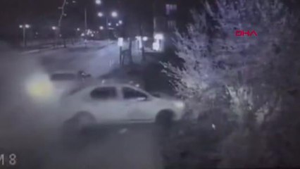 İSTANBUL-SULTANBEYLİ'DE PARK HALİNDEKİ ARAÇLARA ÇARPAN MİNİBÜS KAMERADA