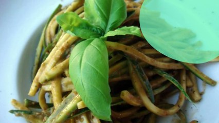 Descargar video: Tagliatelles de courgettes aux tomates et basilic