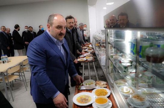 Bakan Varank, TOGG'un Gemlik'teki tesisinde işçilerle iftar yaptı