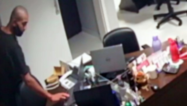 Câmeras de segurança registram indivíduo fazendo a festa em emissora de TV após arrombamento